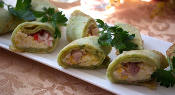 Блинные рулетики с крабовыми палочками и курицей