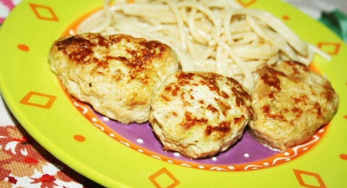 Сочные котлетки из индейки с кабачком и сметаной