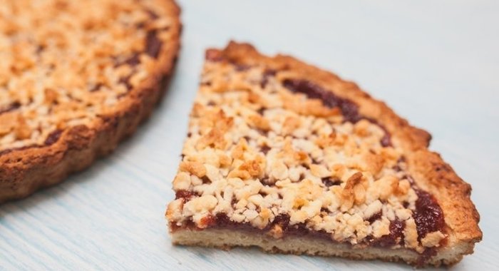 Тертый пирог с айвовым вареньем