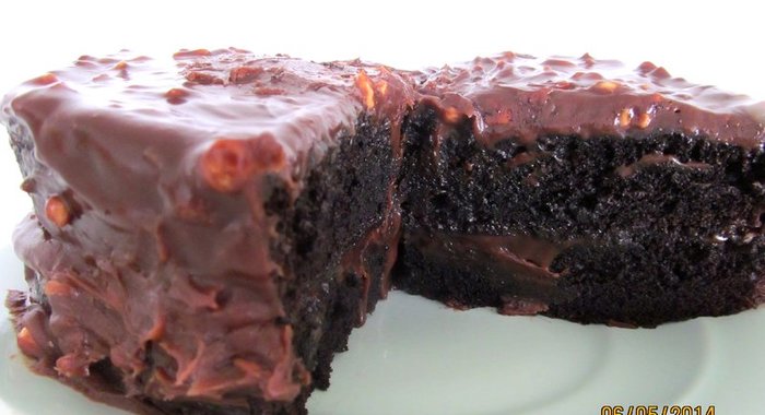 Шоколадный торт с орешками и какао