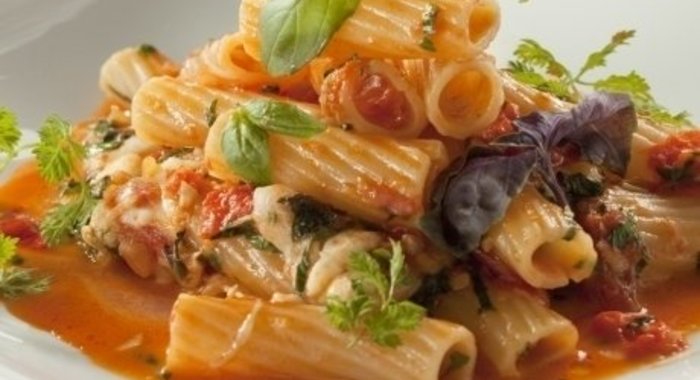 Тортильони в неаполитанском соусе с моцареллой