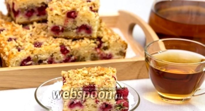 Йогуртовый пирог с малиной и орехами