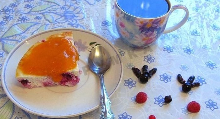 Творожная запеканка с ягодами под абрикосовым соусом