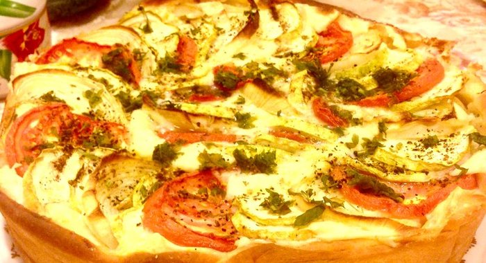 Овощной пирог с чесночным кремом