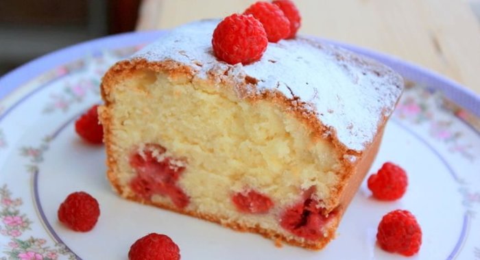 Ароматный кекс с малиной