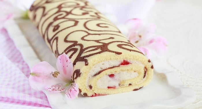 Рулет с клубничным шибустом