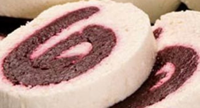 Рулет из творога с вишневой начинкой