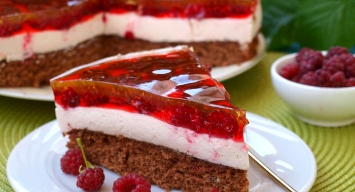 Бисквитный торт с какао, сливками и малиной в желе