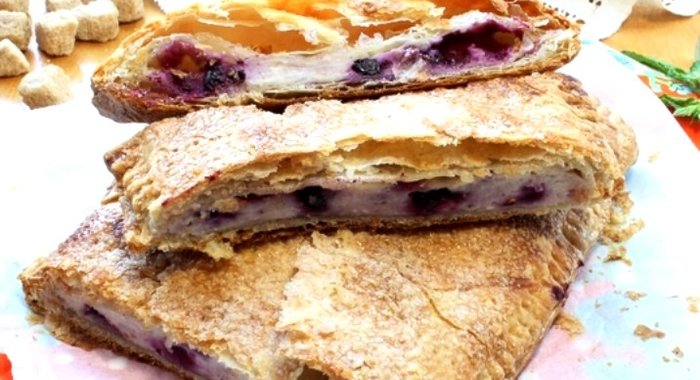 Слоеный пирог с творогом