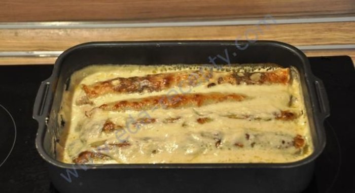 Блинчики с начинкой из грибов в сырном соусе