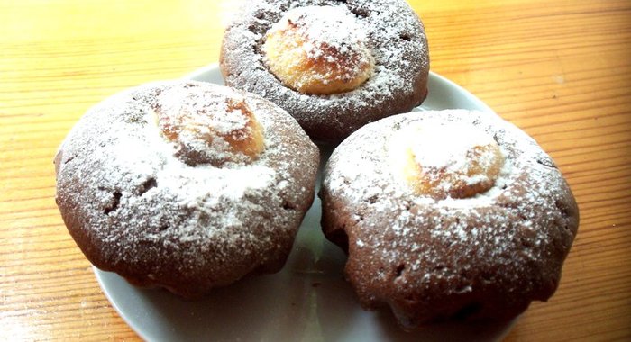 Шоколадные кексы с творожными шариками