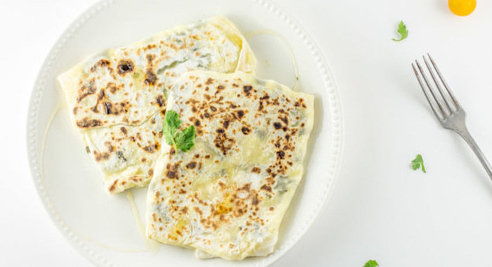 Домашние лепешки со шпинатом и сыром фета