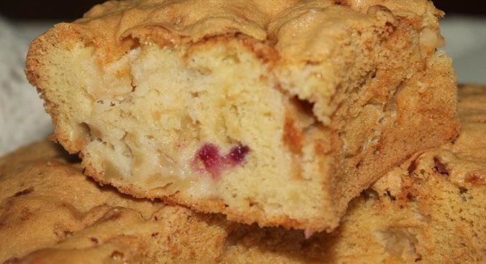 Шарлотка с сюрпризом