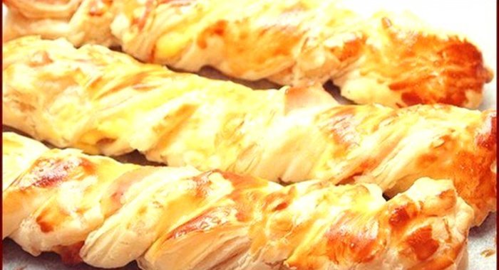Слоеные косички с курицей и сыром