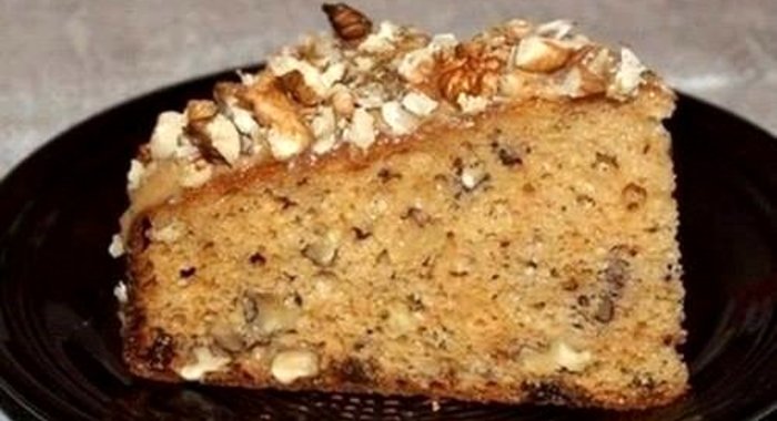 Пирог с грецкими орехами, изюмом и коньяком