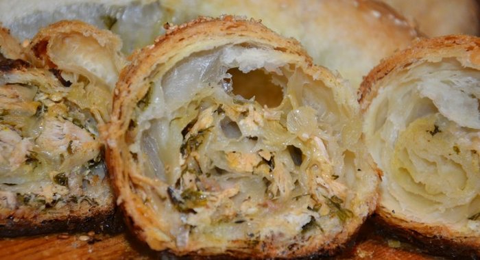 Рулет из слоеного теста с курицей