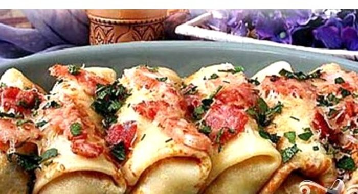 Фаршированные блины, запеченные с ветчиной и сыром