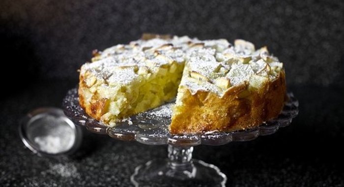 Пышная шарлотка с яблоками