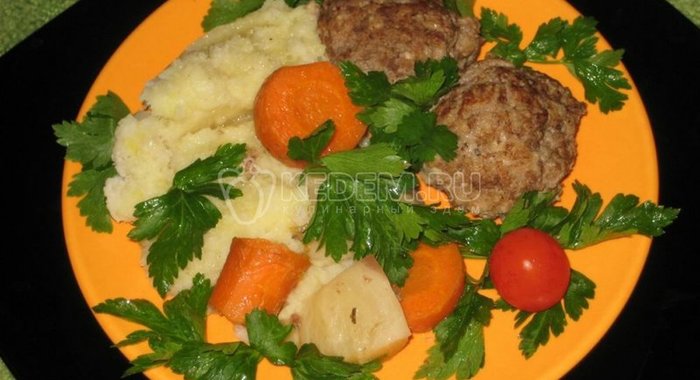 Котлеты, тушеные с овощами