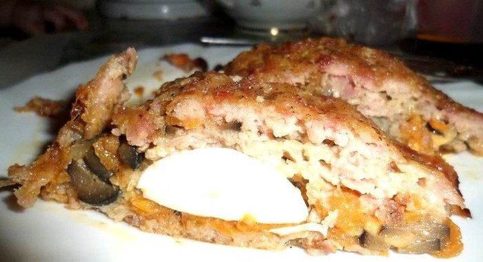 Мясной рулет с начинкой