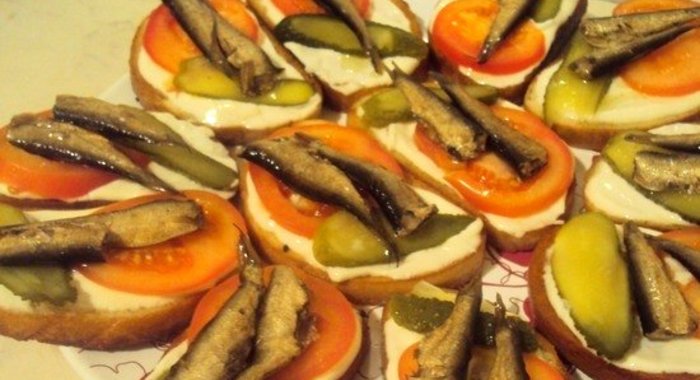 Бутерброды со шпротами и помидорами