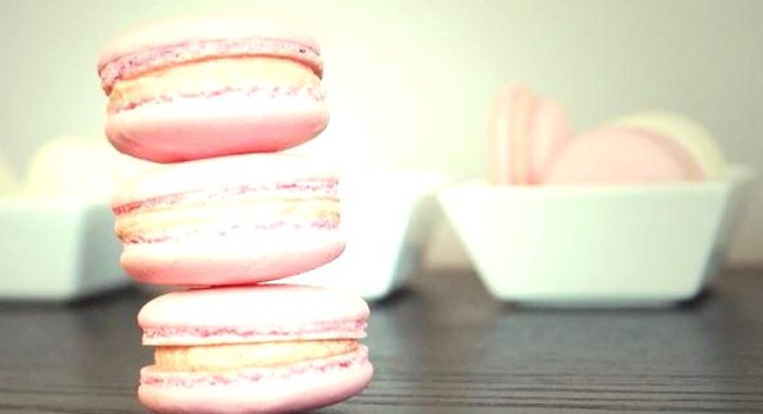 Нежнейшее французское миндальное печенье макароны ягодной начинкой