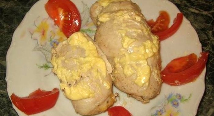 Рулет куриный с грибами и сыром