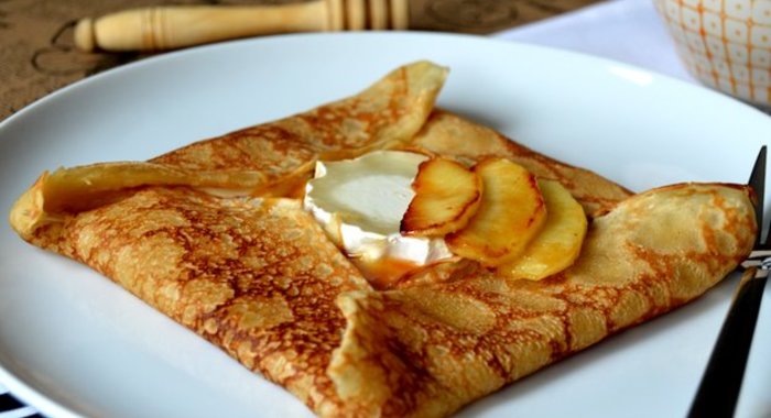 Французские блинчики с яблоком, соленой карамелью и козьим сыром