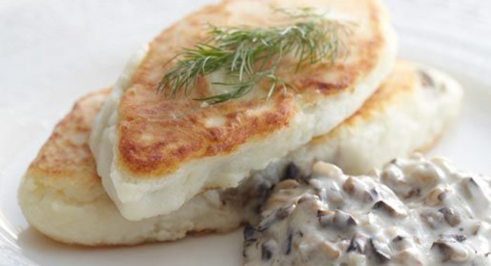 Картофельные котлеты с грибной начинкой и грибным соусом