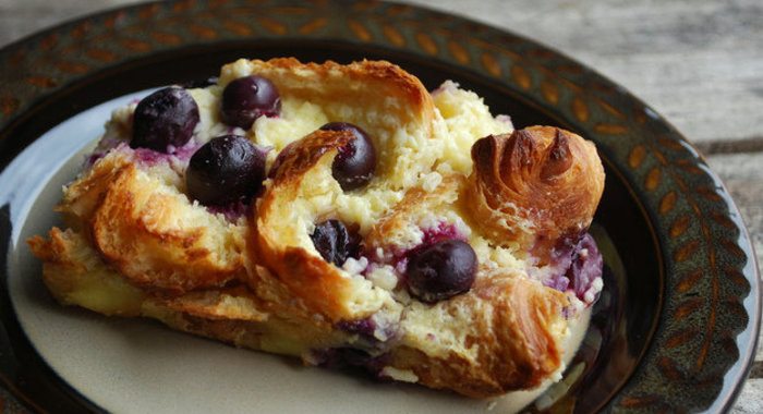 Слойка с черникой