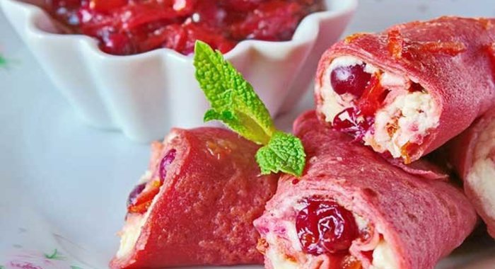 Блины из запеченной свеклы с маскарпоне и клюквой