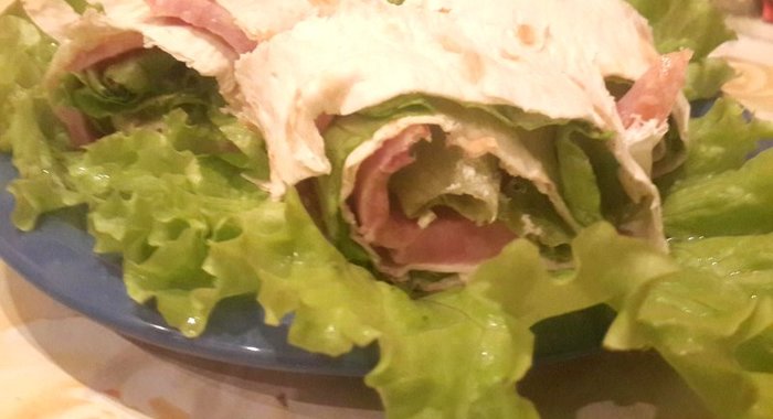 Рулет с ветчиной и сыром в лаваше