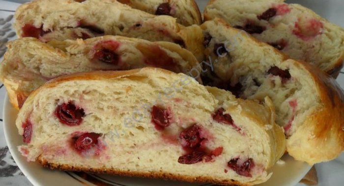 Сдобный рулет с вишней