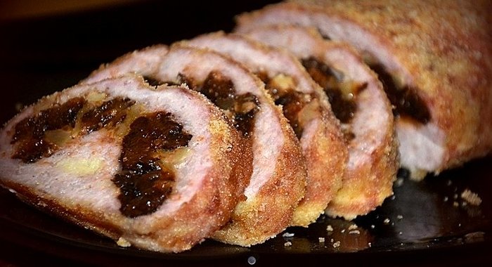 Мясной рулет с черносливом и орехами