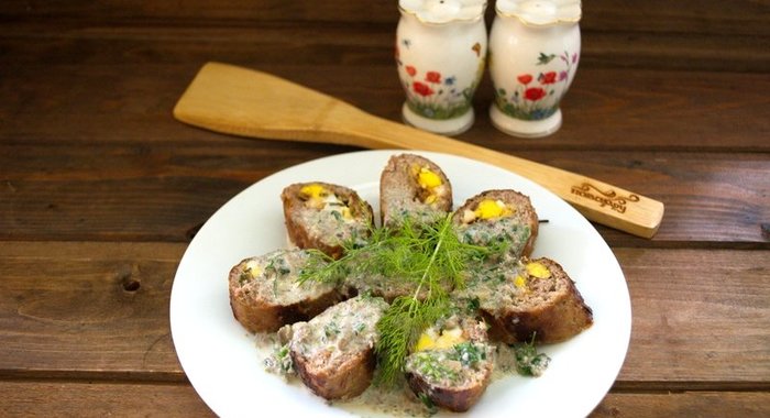 Мясной рулет с грибным соусом