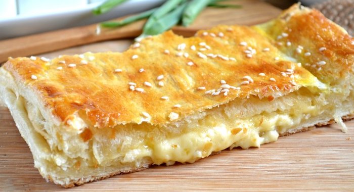 Пирог из слоеного теста с сыром