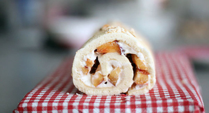 Бисквитный рулет со сливочным сыром и фруктами