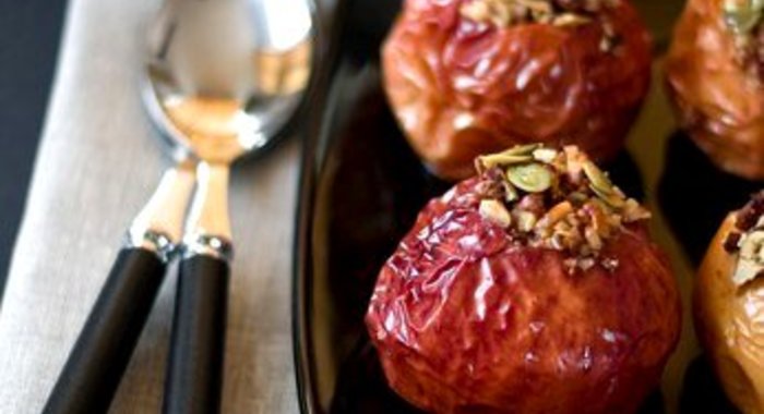 Печеные яблоки с вишней, фисташками, портвейном и апельсиновой цедрой