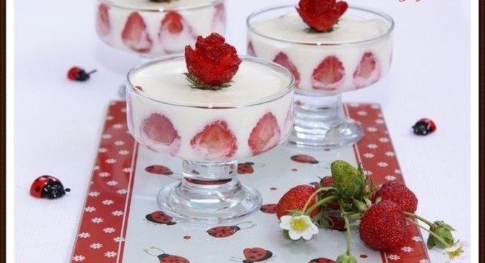 Творожное желе с клубникой