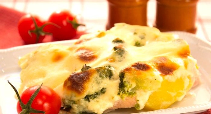 Запеканка с индейкой, брокколи и картофелем под соусом «Бешамель»