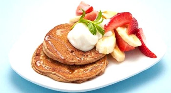 Блины из спельтовой муки со свежими фруктами и натуральным йогуртом