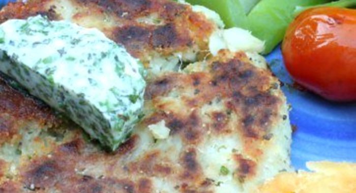 Котлеты из окуня с травами и зеленым соусом с хреном