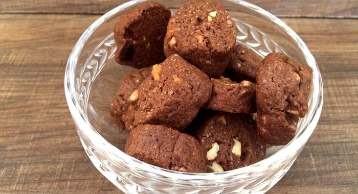 Шоколадное печенье с грецким орехом