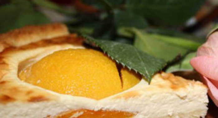 Творожный пирог с персиками
