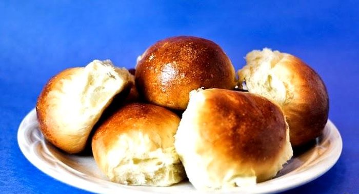 Дрожжевые булочки с кунжутом