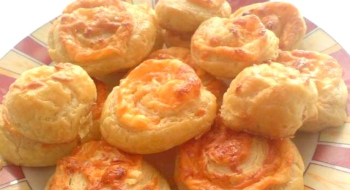 Булочки с сыром из слоеного теста