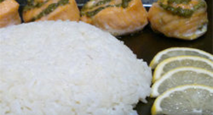 Рулеты из лосося с песто