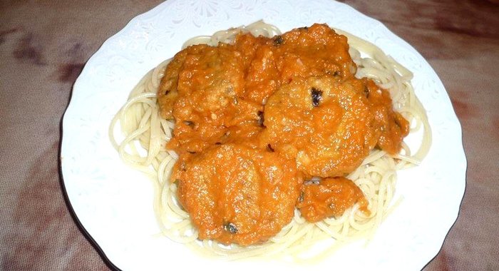 Постные чечевичные котлетки в томатном соусе