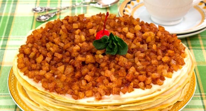 Блинный торт с заварным кремом, яблоками и корицей