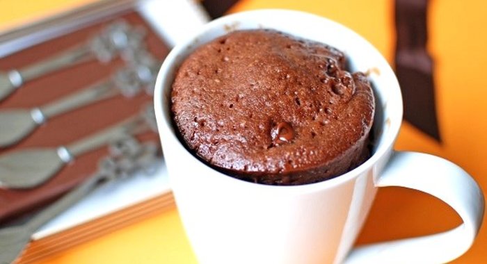 Кекс в кружке в микроволновке